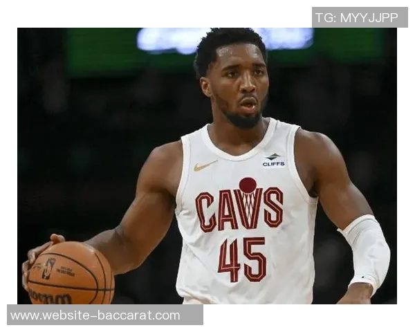 米切尔半场表现平平仅得13分3助攻失误和犯规影响发挥