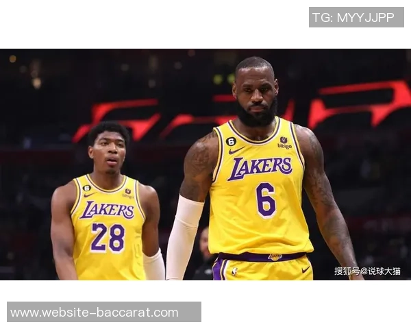 八村塁绝杀瞬间詹姆斯与湖人队员热烈庆祝场面温馨感人